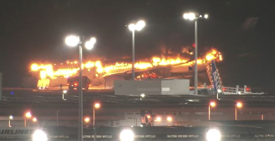 Izgorio zrakoplov u Tokiju, zapalio se prilikom slijetanja, 379 putnika i članova posade evakuirano!
