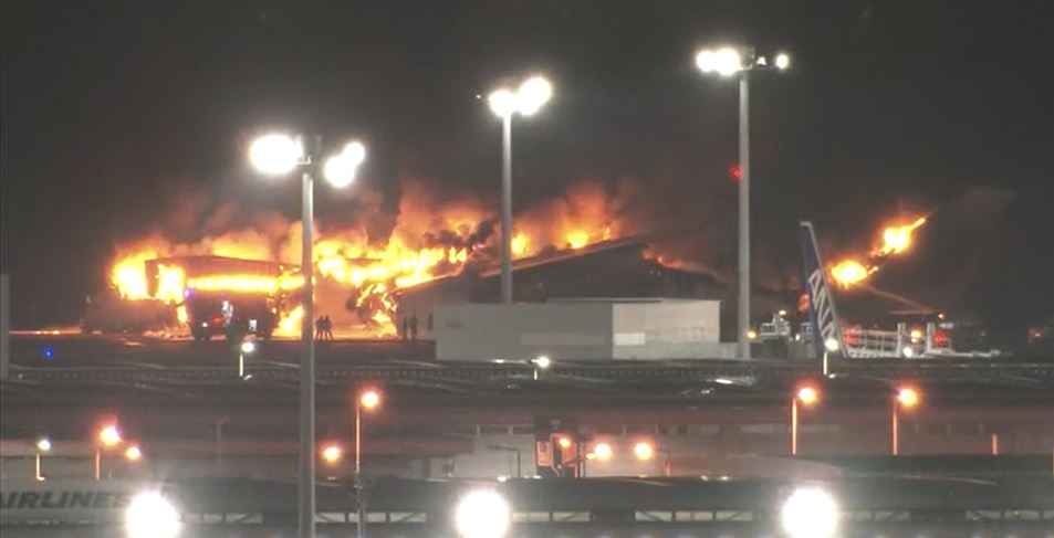 Izgorio zrakoplov u Tokiju, zapalio se prilikom slijetanja, 379 putnika i članova posade evakuirano!