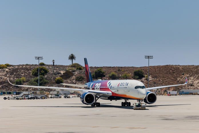 Olimpijska zastava stigla u Los Angeles zrakoplovom aviokompanije Delta Airlines