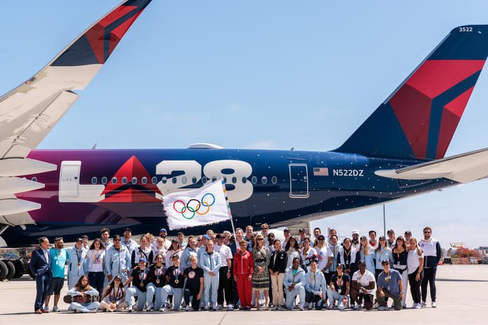 Olimpijska zastava stigla u Los Angeles zrakoplovom aviokompanije Delta Airlines